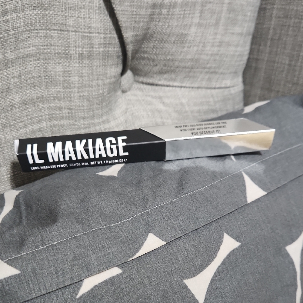 IL Makiage Long Wear Eye Pencil Batman Grey